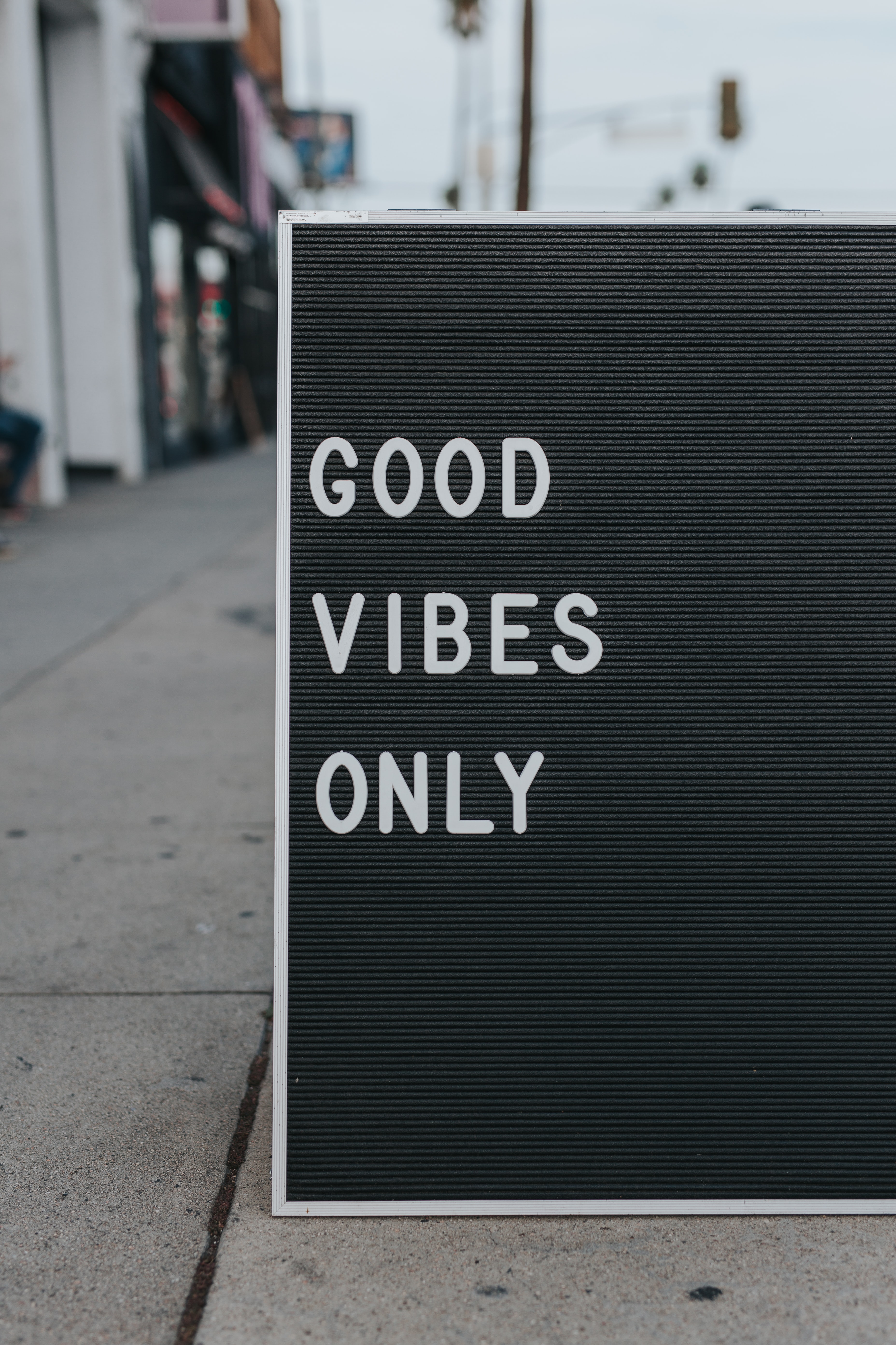 sign saying 'good vibes only'